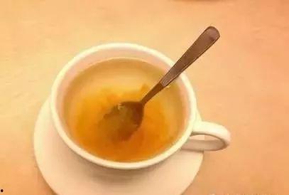 群众吃瓜一壶清茶山中居,一壶清茶，山中悠然居